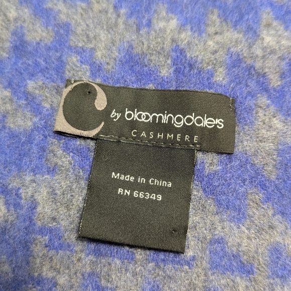 Bloomingdales Blue and Gray Houndstooth 100% Cashmere Scarf - Picture 6 of 14